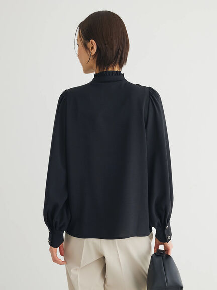 ・ELENCARE DUE ピンタックスタンドブラウス